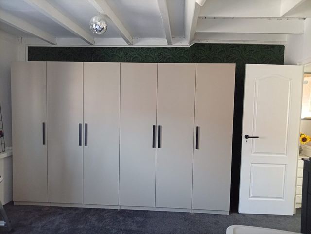 Kastenwand met zwarte grepen